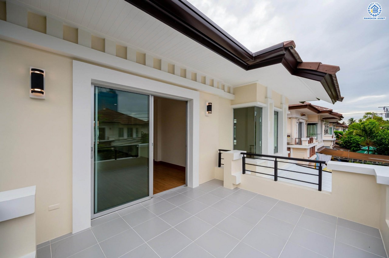 บ้านมือสองตกแต่งใหม่ โครงการ เดอะซิตี้ รัตนาธิเบศร์-แคราย เนื้อที่กว่า 62.4 ตร.ว. พื้นที่ใช้สอย 190.81 ตร.ม. พร้อมฟังก์ชัน 3 ห้องนอน 3 ห้องน้ำ จอดรถได้ 2 คัน บนทำเลศักยภาพ ติดถนนรัตนาธิเบศร์ เชื่อมต่อถนนงามวงศ์วาน, ถนนติวานนท์, ถนนเลี่ยงเมืองนนทบุรี ทำเลใจกลาง 2 เซ็นทรัล ใกล้รถไฟฟ้าสายสีม่วง "สถานีสะพานพระนั่งเกล้า" และจุดขึ้นทางด่วน "งามวงศ์วาน"